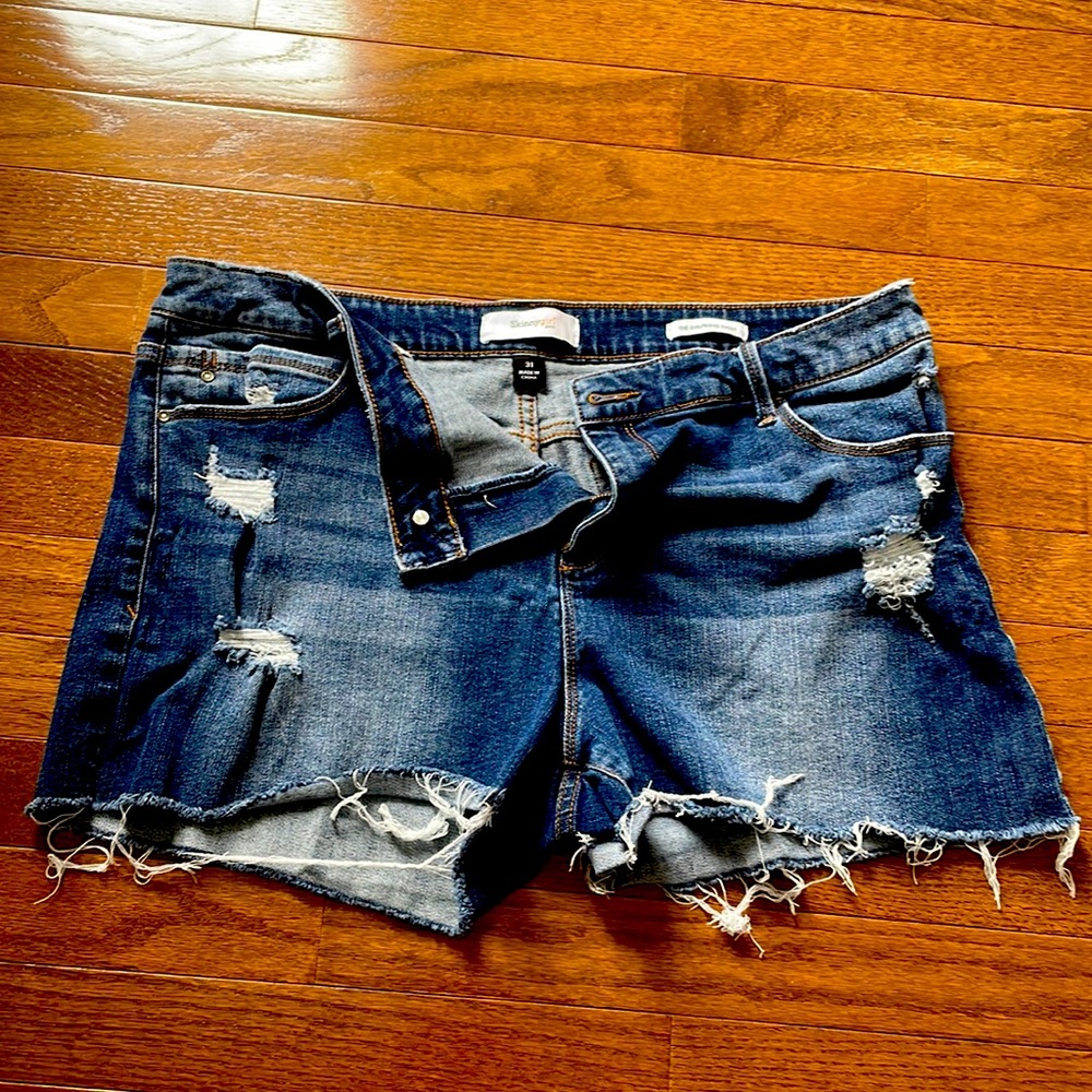 Women’s Distressed Jean Shots; Skinny girl; Like New. size 31